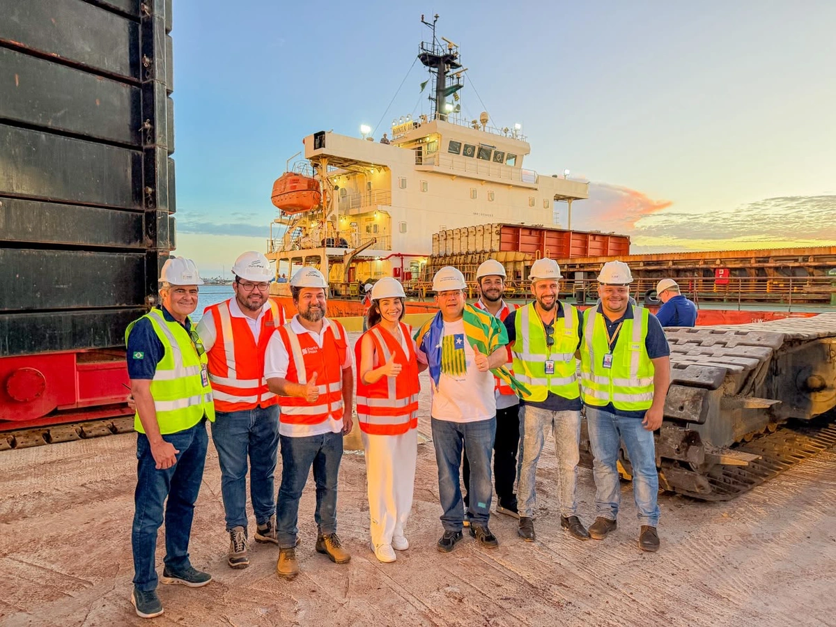 Governador Rafael Fonteles acompanha primeira atracação de navio de carga no Porto Piauí
