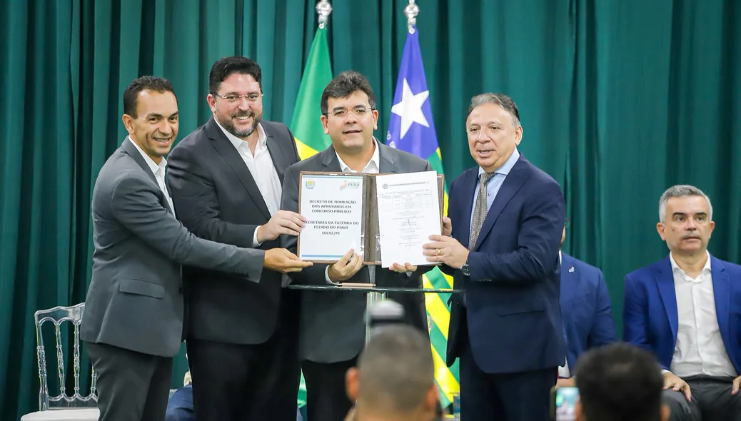 Governador Rafael Fonteles entrega o decreto de nomeação dos aprovados no concurso da Secretaria da Fazenda do Estado do Piauí