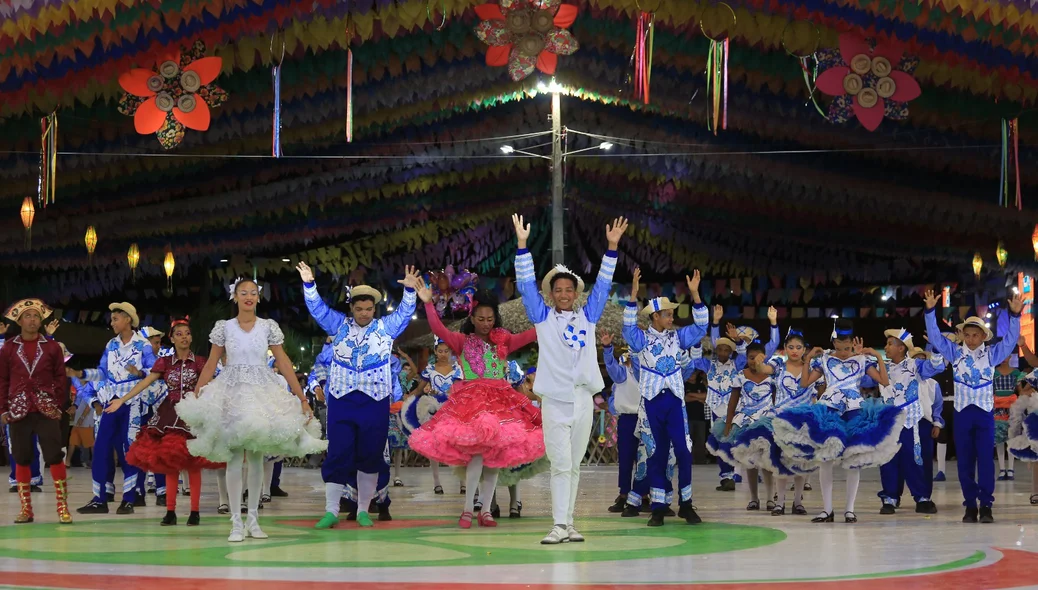 Grupos juninos se apresentam com trajes típicos e coreografias vibrantes celebrando a cultura nordestina no Festival dos Cocais