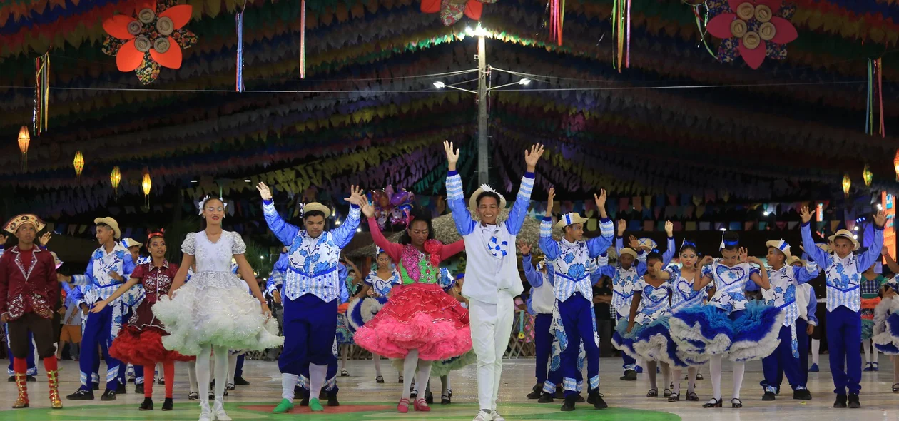 Grupos juninos se apresentam com trajes típicos e coreografias vibrantes celebrando a cultura nordestina no Festival dos Cocais