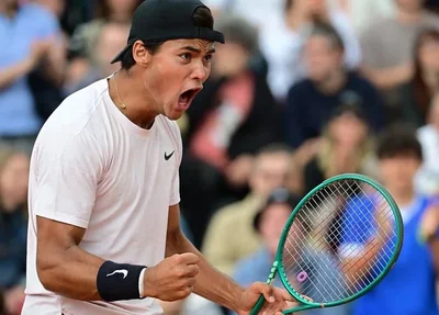 Guto Miguel faz história e conquista título juvenil inédito para o Brasil em Roland Garros.