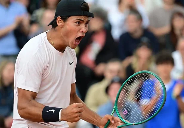 Guto Miguel faz história e conquista título juvenil inédito para o Brasil em Roland Garros.