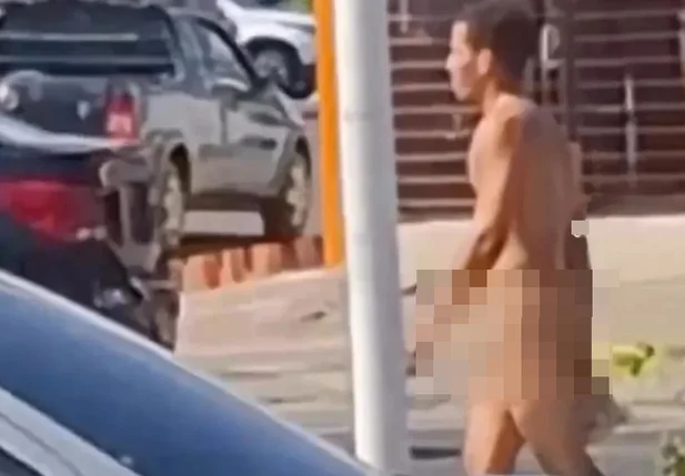 Homem é flagrado andando pelado na Avenida Frei Serafim em Teresina