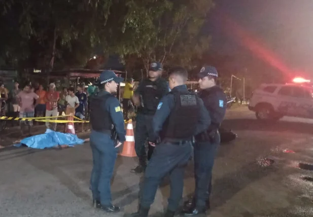 Homem morre após colidir moto em carro na Vila Santa Bárbara