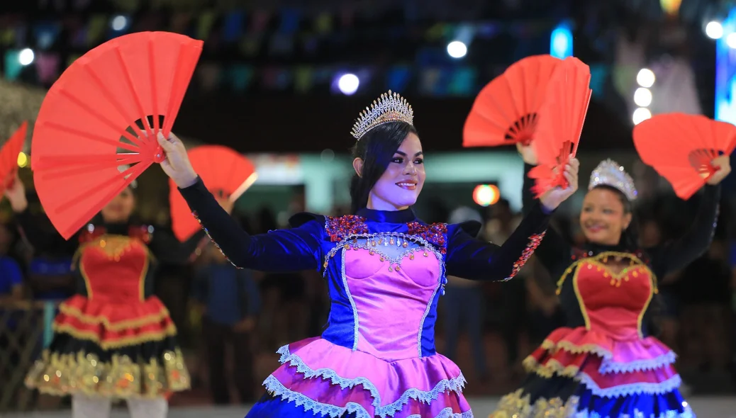 Integrantes das quadrilhas juninas encantam o público com figurinos coloridos e danças tradicionais durante o Festival dos Cocais