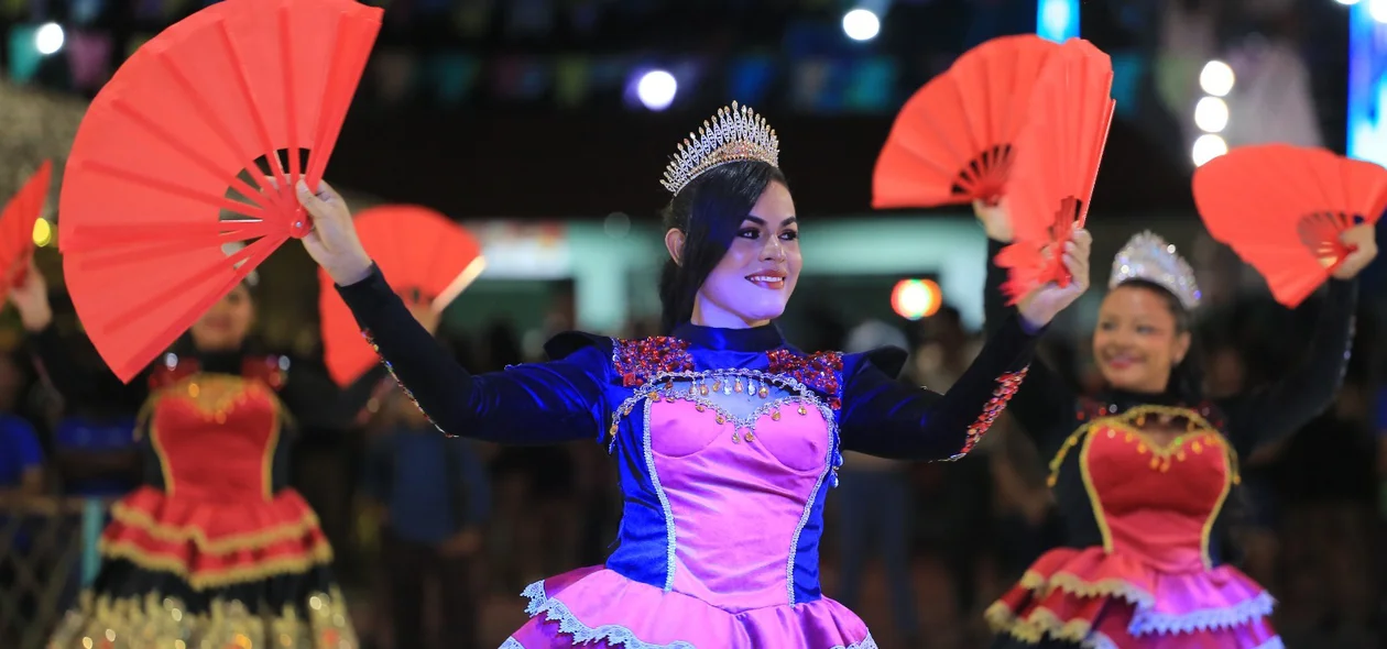 Integrantes das quadrilhas juninas encantam o público com figurinos coloridos e danças tradicionais durante o Festival dos Cocais
