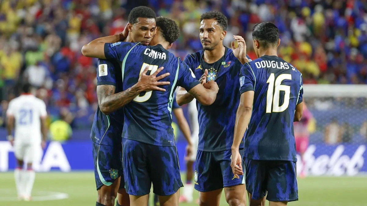Jogadores da Seleção celebram um dos gols da vitória brasileira sobre o Haiti