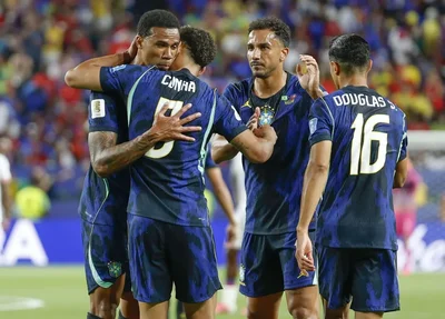 Jogadores da Seleção celebram um dos gols da vitória brasileira sobre o Haiti