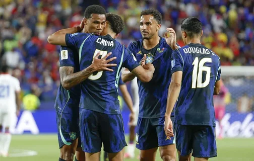 Jogadores da Seleção celebram um dos gols da vitória brasileira sobre o Haiti