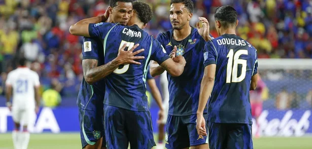 Jogadores da Seleção celebram um dos gols da vitória brasileira sobre o Haiti