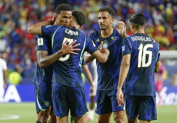 Jogadores da Seleção celebram um dos gols da vitória brasileira sobre o Haiti