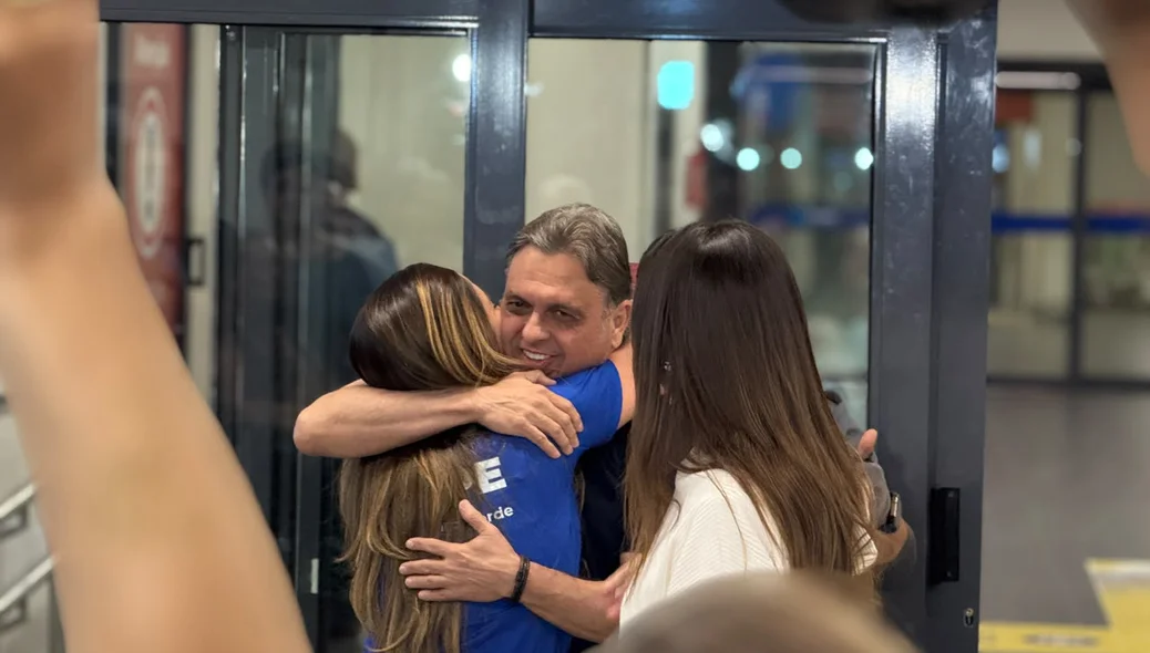 Júlio Arcoverde sendo recebido pela família
