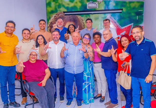 Júlio César se reúne com o PT
