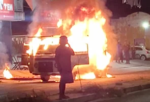 Kombi fica destruída ao pegar fogo na Avenida Zequinha Freire em Teresina