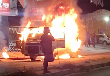 Kombi fica destruída ao pegar fogo na Avenida Zequinha Freire em Teresina