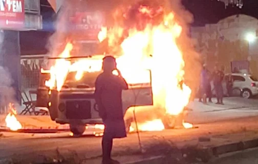 Kombi pegou fogo e ficou totalmente destruída