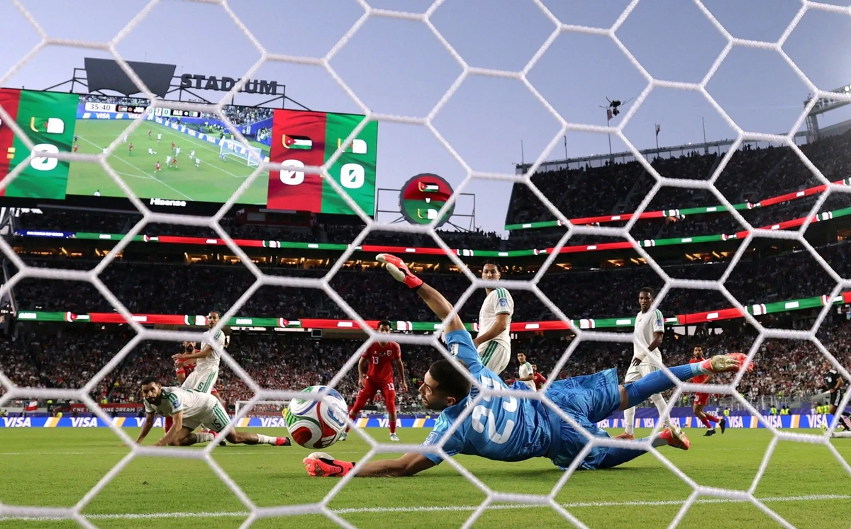 Luca Zidane durante lance de finalização da Jordânia contra a Argélia.