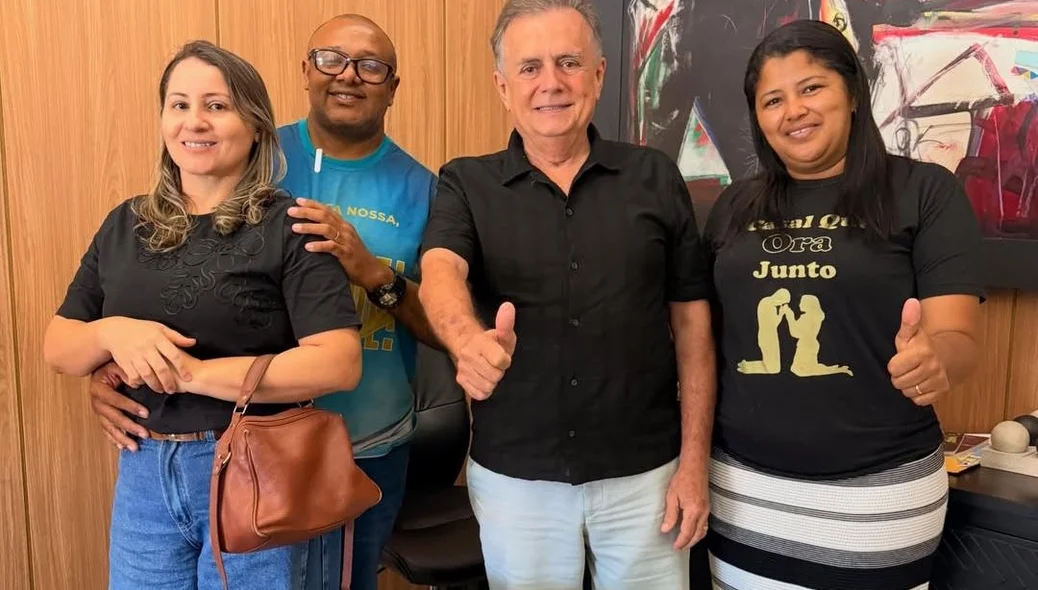 Luciene Sampaio, Edione Cleide e Leomar Cézar, da Paróquia Imaculada Conceição de Maria, do bairro Dirceu Arcoverde, também se reuniram com o deputado