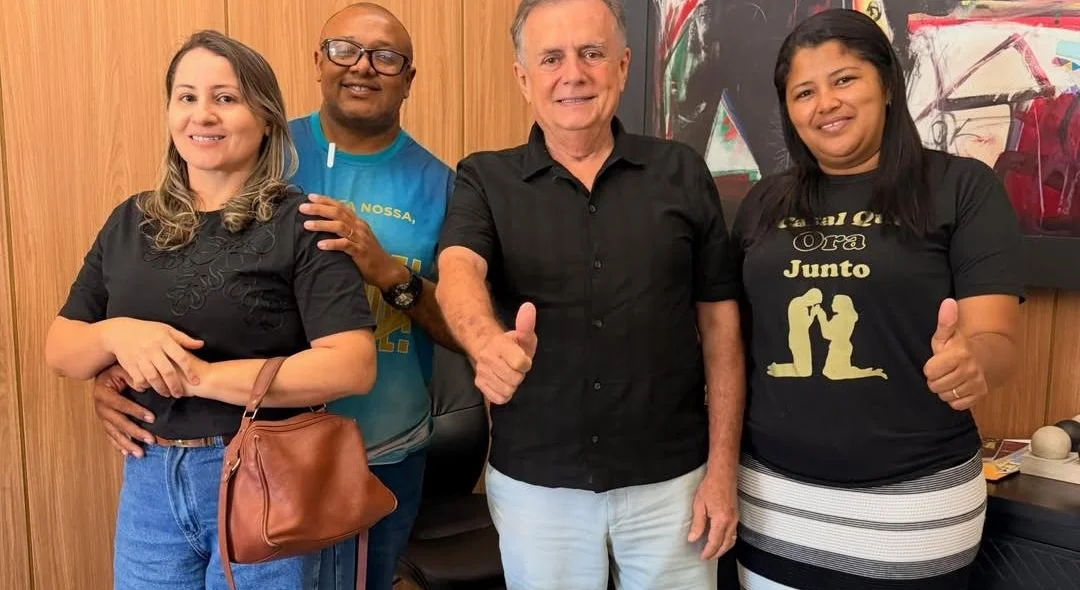 Luciene Sampaio, Edione Cleide e Leomar Cézar, da Paróquia Imaculada Conceição de Maria, do bairro Dirceu Arcoverde, também se reuniram com o deputado