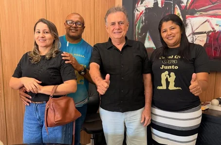 Luciene Sampaio, Edione Cleide e Leomar Cézar, da Paróquia Imaculada Conceição de Maria, do bairro Dirceu Arcoverde, também se reuniram com o deputado