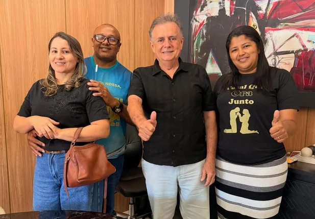 Luciene Sampaio, Edione Cleide e Leomar Cézar, da Paróquia Imaculada Conceição de Maria, do bairro Dirceu Arcoverde, também se reuniram com o deputado