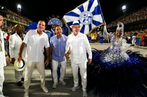 Lula posa para foto ao lado da porta-bandeira