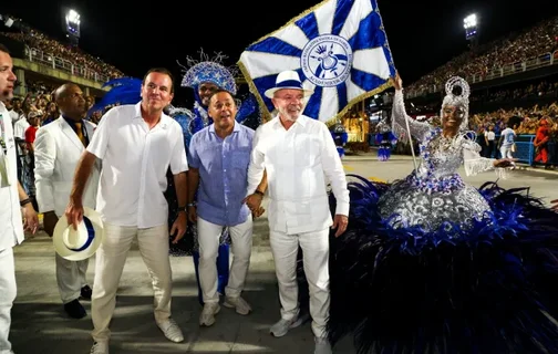 Lula posa para foto ao lado da porta-bandeira