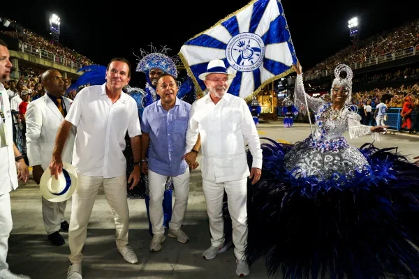 Lula posa para foto ao lado da porta-bandeira
