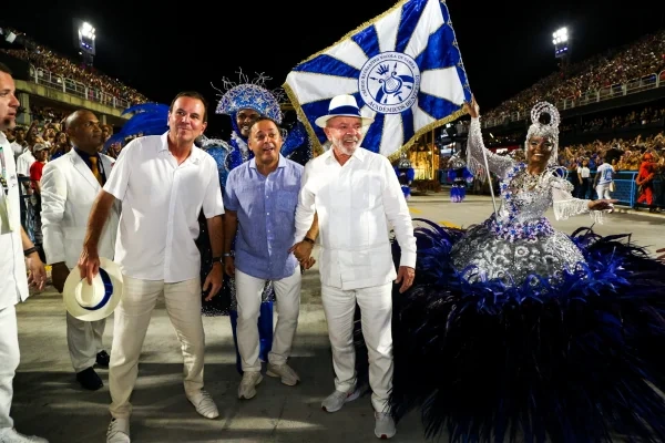 Lula posa para foto ao lado da porta-bandeira