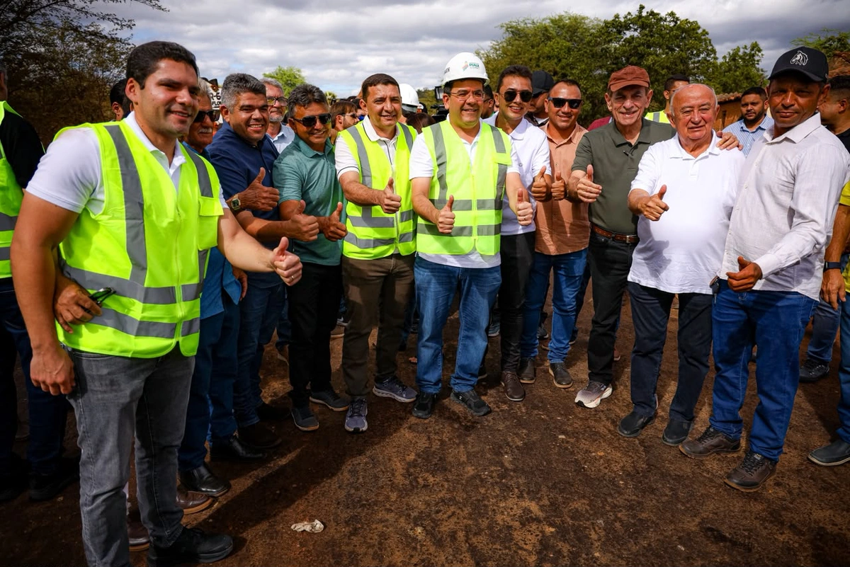 Marcelo Castro e comitiva acompanhando obras