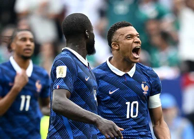 Mbappé comemora seu gol pela França contra Iraque