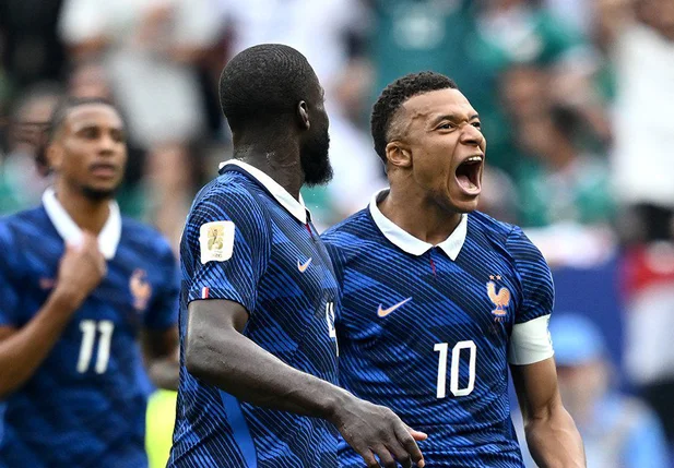 Mbappé comemora seu gol pela França contra Iraque
