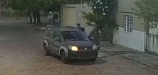 Momento em que a vítima sofre tentativa de sequestro em Campo Maior