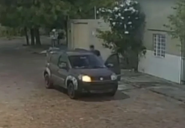 Momento em que a vítima sofre tentativa de sequestro em Campo Maior