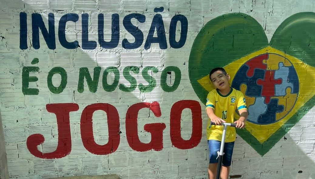 Moradores fazem pintura inclusiva em clima de Copa do Mundo