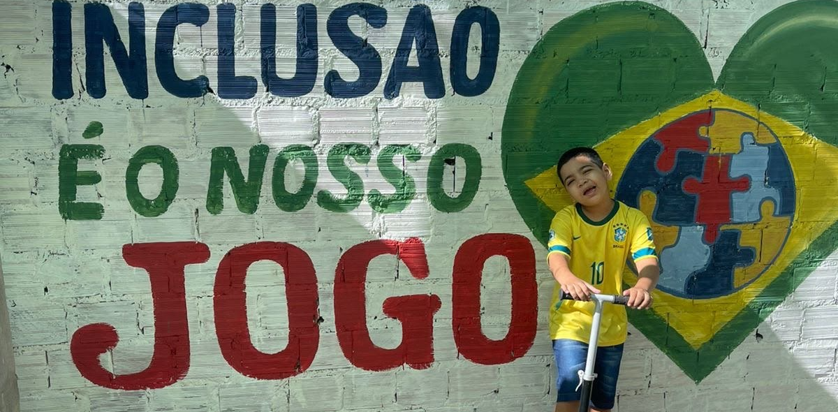 Moradores fazem pintura inclusiva em clima de Copa do Mundo