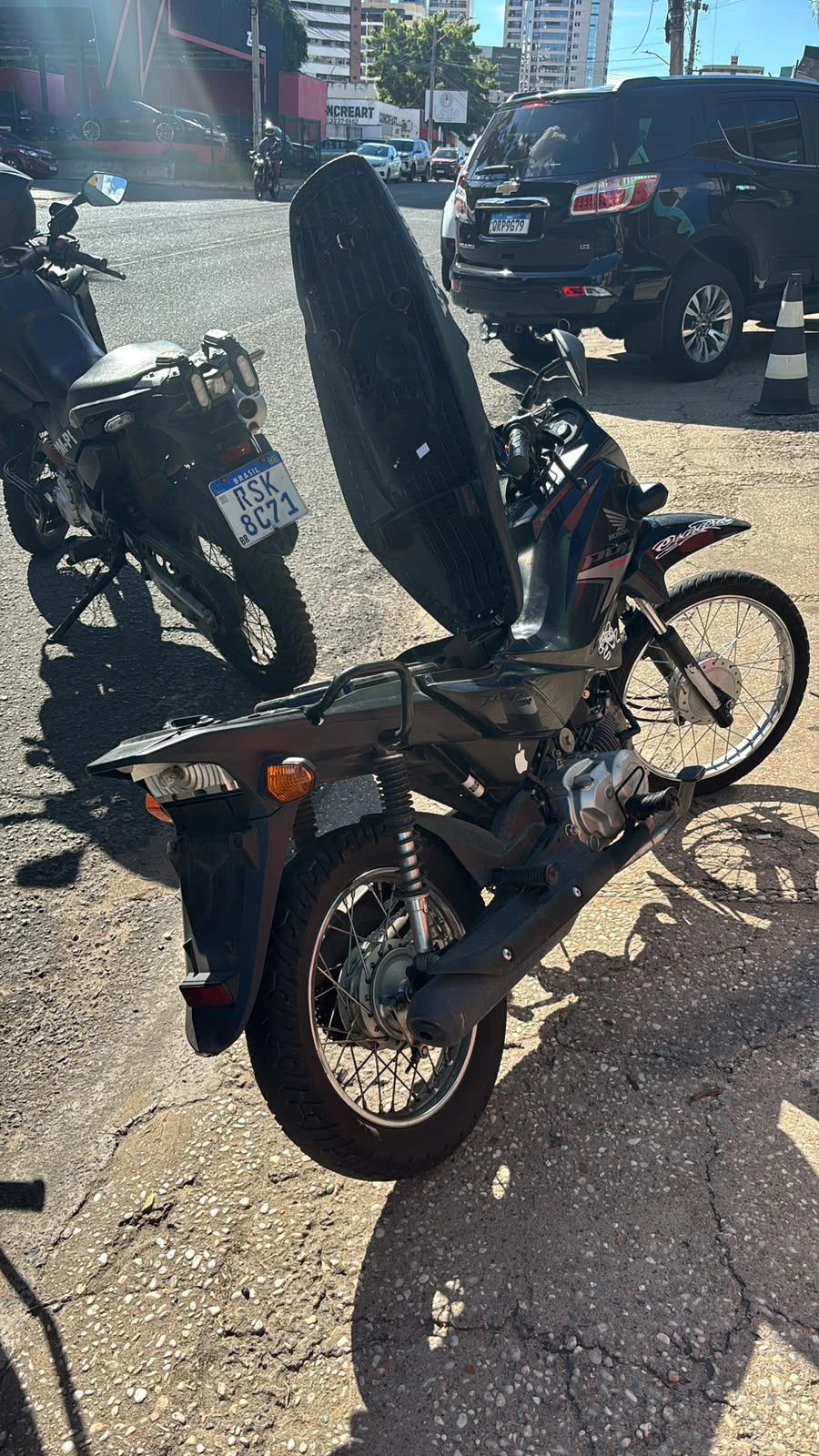 Moto modelo POP100 conduzida pelos suspeitos