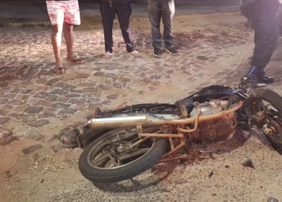Motocicleta atingida pelo carro