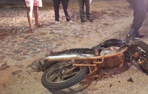 Motocicleta atingida pelo carro