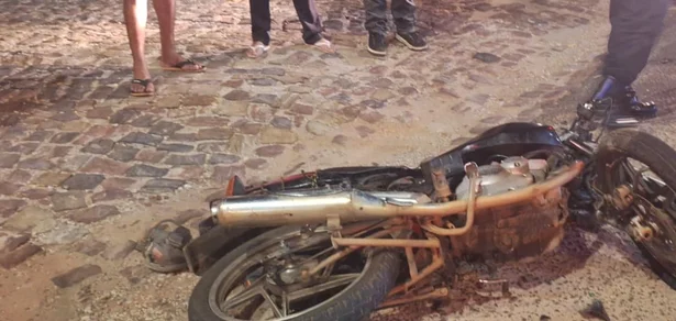 Motocicleta atingida pelo carro