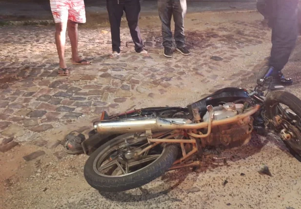 Motocicleta atingida pelo carro