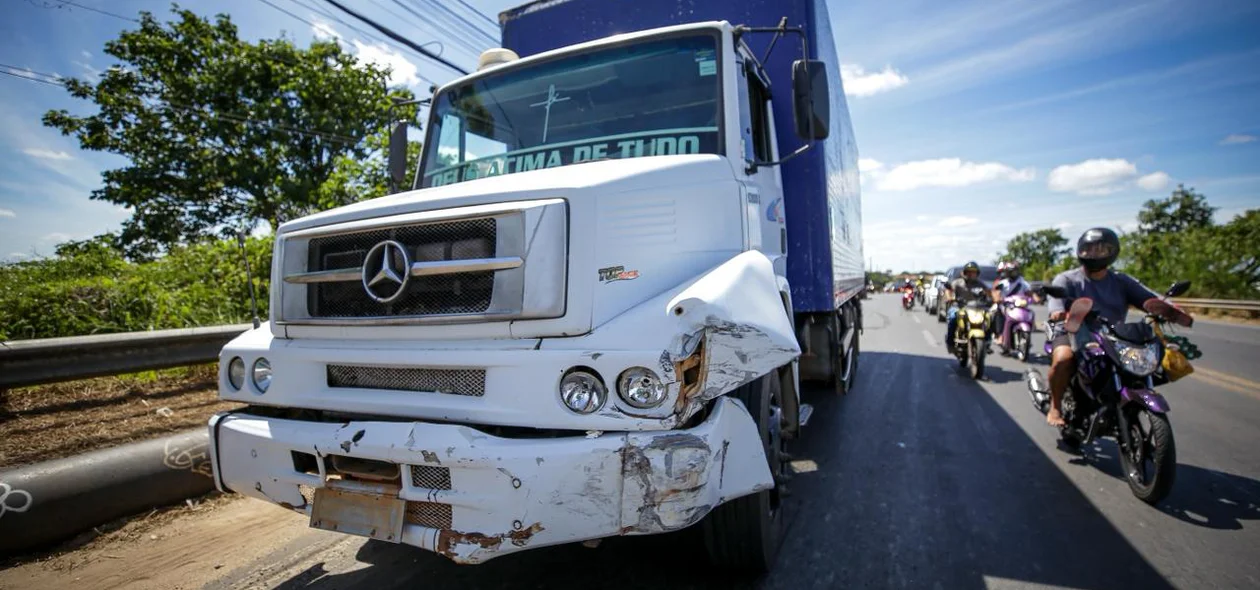 Motorista colidiu no caminhão