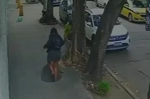 Mulher cai em bueiro após tampa ser deixada solta em calçada no Rio de Janeiro