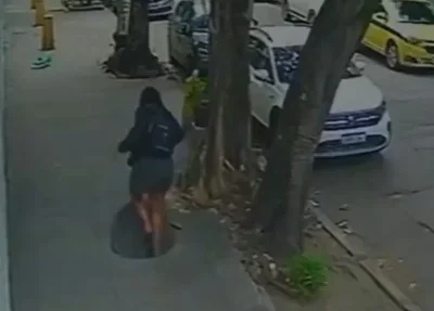 Mulher cai em bueiro após tampa ser deixada solta em calçada no Rio de Janeiro