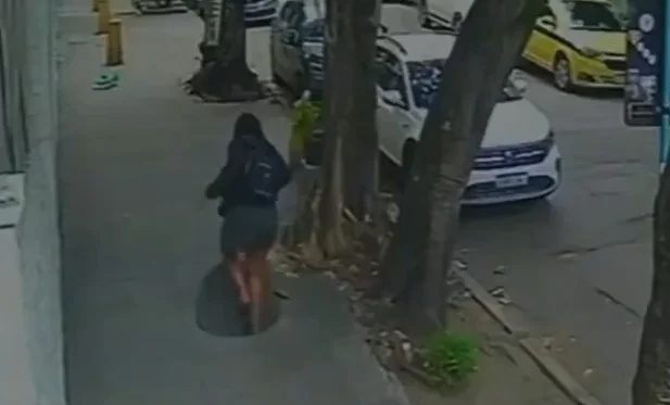 Mulher cai em bueiro após tampa ser deixada solta em calçada no Rio de Janeiro