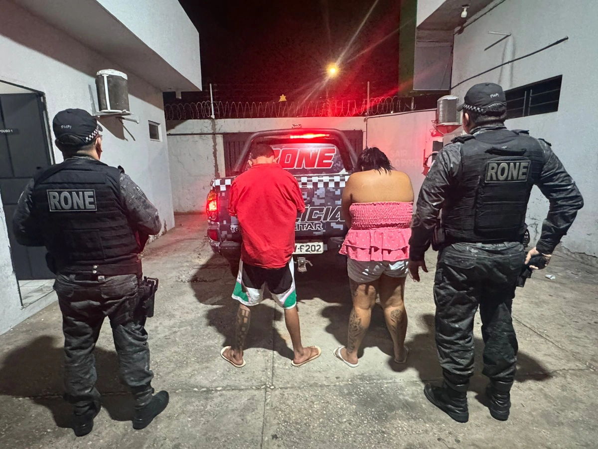 Mulher procurada pela Justiça foi localizada com entorpecentes; adolescente também foi conduzido à delegacia.