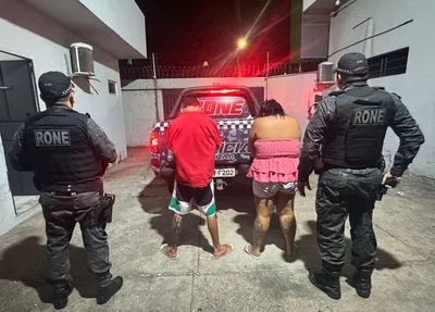 Mulher procurada pela Justiça foi localizada com entorpecentes; adolescente também foi conduzido à delegacia.