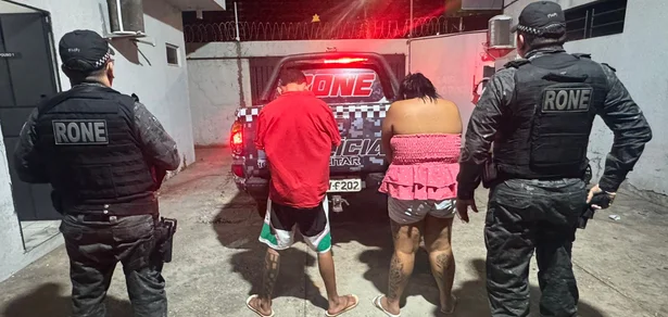 Mulher procurada pela Justiça foi localizada com entorpecentes; adolescente também foi conduzido à delegacia.