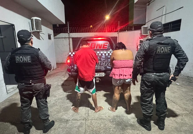 Mulher procurada pela Justiça foi localizada com entorpecentes; adolescente também foi conduzido à delegacia.