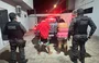 Mulher procurada pela Justiça foi localizada com entorpecentes; adolescente também foi conduzido à delegacia.